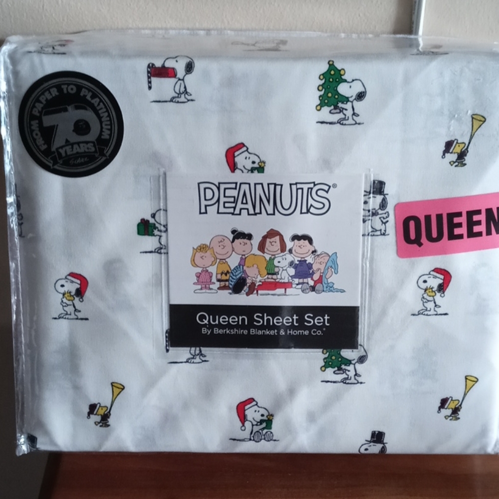 Snoopy Christmas queen sheets